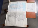 une table avec une carte et une paire de lunettes
