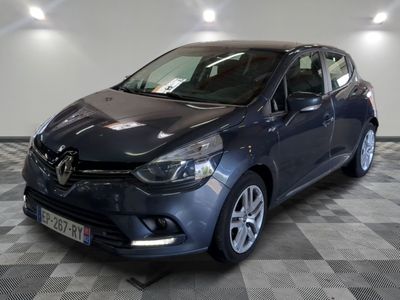 la voiture bleue est garée sur un sol en damier dans le garage