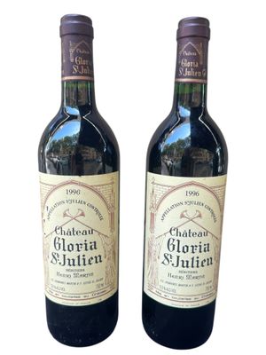 deux bouteilles de vin posées l'une à côté de l'autre sur une surface blanche