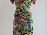 une robe posée sur un mannequin, ornée de fleurs