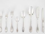 beaucoup de cuillères et de couteaux en argent sur la table