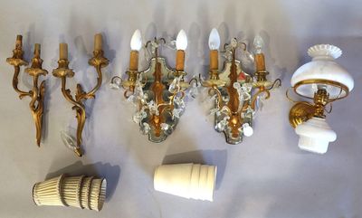 de nombreux modèles d'appliques murales sur la table