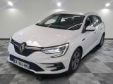 la voiture blanche est garée sur un sol en damier dans le garage