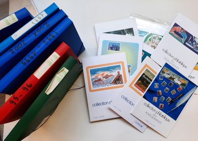 un grand nombre de livres posés sur une table