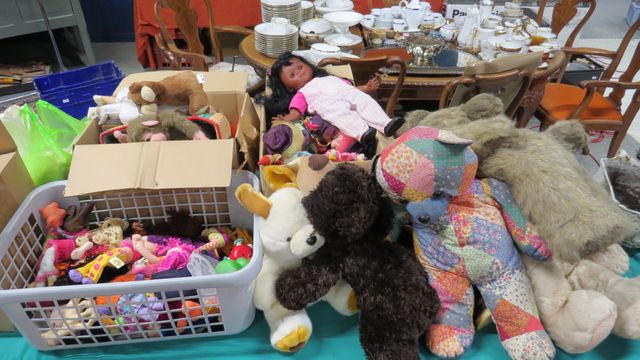 Important lot de peluches, poupées, jouets