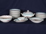 beaucoup de plats posés sur une table