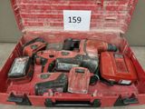 une boîte à outils rouge avec des outils sur le sol