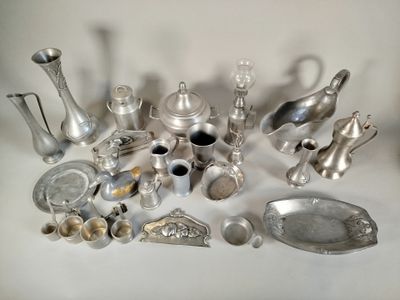 beaucoup d'objets en argent qui se trouvent sur la table