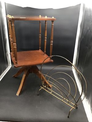 une chaise en bois et un porte-revues dans un coin