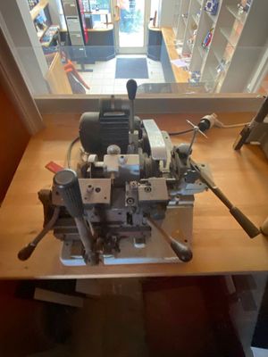 une machine posée sur une table dans une pièce