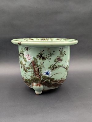 une image représentant un vase vert orné de fleurs et d'oiseaux