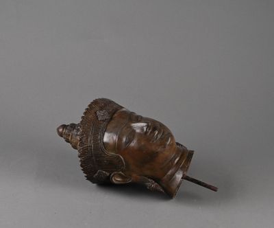 une tête de Bouddha en bronze ancien, montée sur un bâton