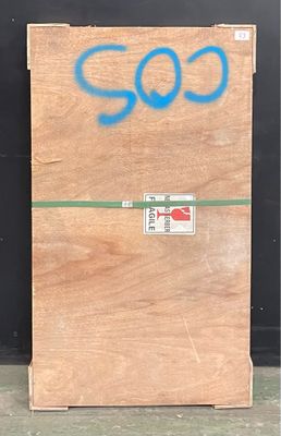 une boîte en bois sur laquelle est peint un bleu à la bombe