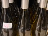 plusieurs bouteilles de vin se trouvent sur une étagère dans un magasin