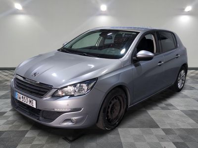 la voiture argentée est garée dans le garage sur le sol en damier