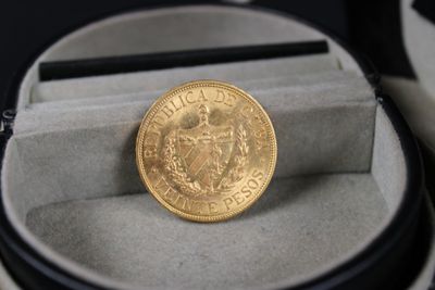 une pièce d'or posée dans un écrin sur une table