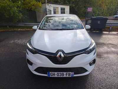 une voiture blanche garée sur le parking
