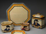 Plusieurs pièces de poterie sont exposées sur une surface grise