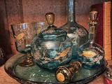 des bouteilles et des verres posés sur une étagère dans une pièce équipée d'étagères en bois