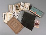beaucoup de vieux livres et un portefeuille sur la table
