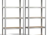 une paire de rayonnages métalliques avec des étagères en bois