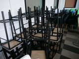 un grand nombre de chaises alignées dans une pièce