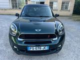 l'avant d'une Mini Cooper noire garée devant un immeuble