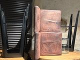 une chaise et une autre chaise posées sur une table