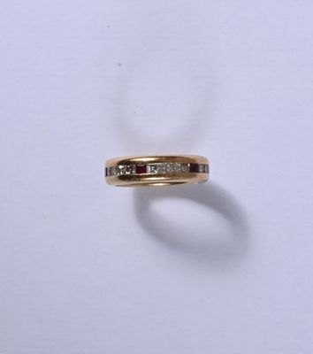 une image représentant une bague en diamant et en or posée sur une surface blanche