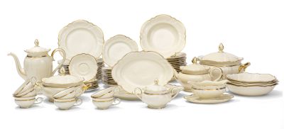 beaucoup de vaisselle et de tasses blanches sur la table