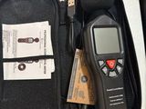 un étui noir contenant un thermomètre numérique