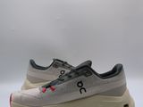 un gros plan sur une paire de baskets sur fond blanc