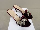une paire de chaussures noires et rouges posée sur une boîte blanche