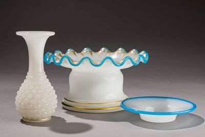 deux vases et un bol posés sur une table