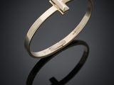 une bague en or surmontée d'une croix