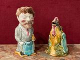 deux figurines représentant un homme et une femme, posées sur une table