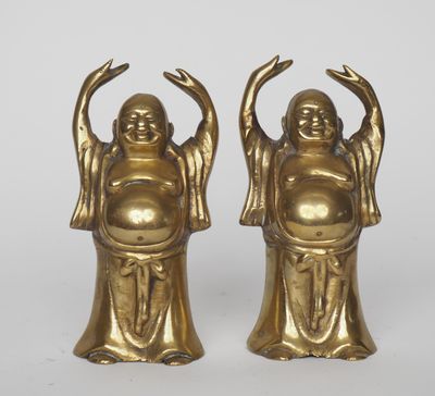 une paire de figurines en laiton représentant des bouddhas se tenant par la main