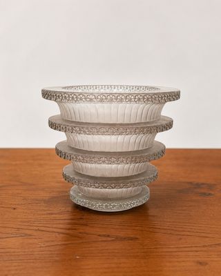 un vase blanc posé sur une table en bois