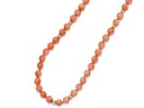 un collier de perles de corail muni d'un fermoir en or
