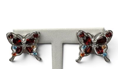 une paire de boucles d'oreilles en forme de papillon ornées de pierres multicolores
