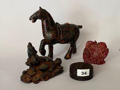 une petite statue représentant un cheval, à côté d'une petite statue représentant un oiseau