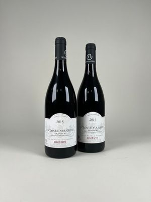 deux bouteilles de vin posées l'une à côté de l'autre sur une table