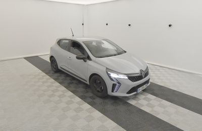 une photo d'une voiture blanche dans un garage