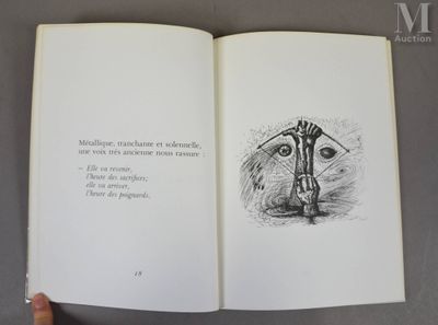 une personne tenant un livre sur lequel figure un dessin