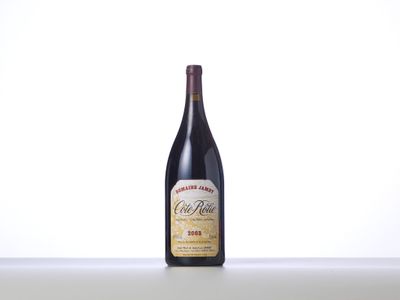 une bouteille de vin rouge posée sur une table