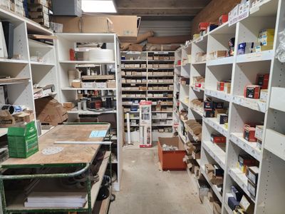 de nombreuses étagères dans la pièce, sur lesquelles se trouvent de nombreux objets