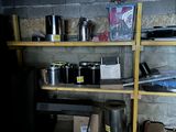 une étagère sur laquelle sont posés des casseroles et des poêles, dans une pièce