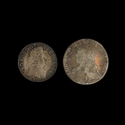 deux pièces d'argent sur fond noir