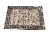 gros plan d'un tapis sur une surface blanche