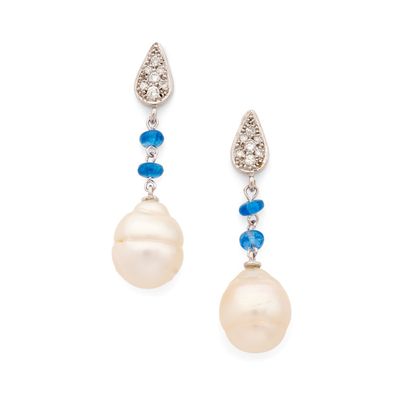 une paire de boucles d'oreilles en perles et diamants